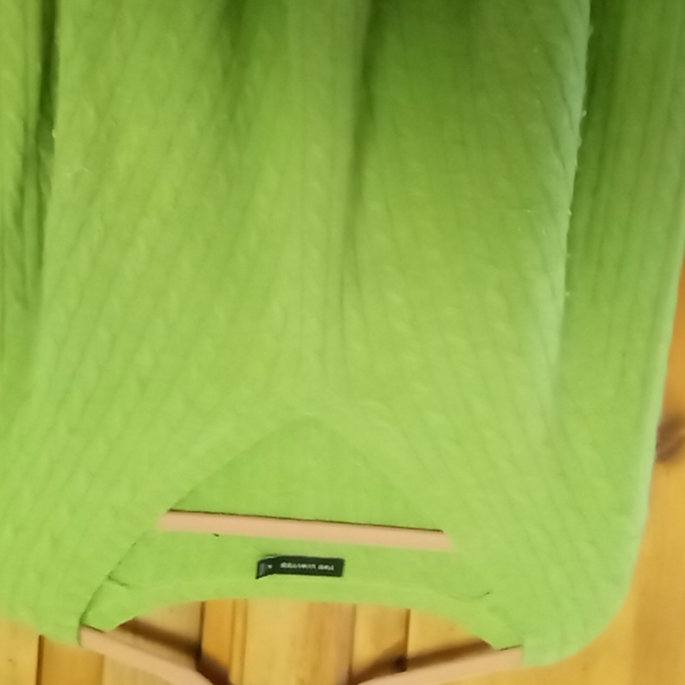 Medium green v neck sweater, Cute 🥰